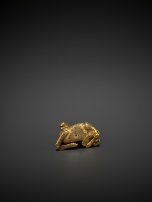 Lot 431 - A RARE GILT BRONZE ‘RECUMBENT HOUND’ WEIGHT, MING OR EARLY QING