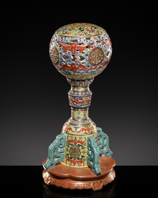 Lot 293 - A NATIONAL PALACE MUSEUM REPLICA OF A QIANLONG YELLOW-GROUND FAMILLE ROSE HAT STAND, 20TH CENTURY