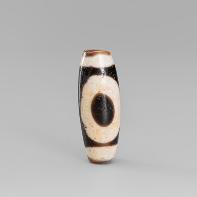 Lot 781 - AN AGATE ‘HEAVEN AND EARTH’ DZI BEAD