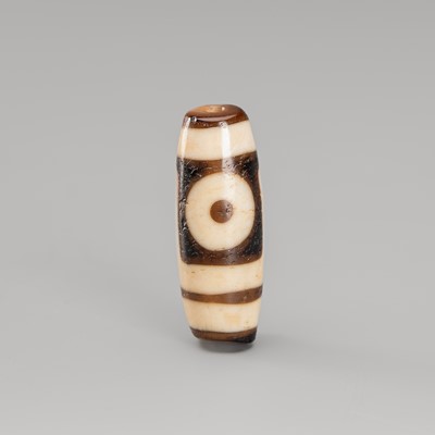 Lot 780 - AN AGATE ‘TWO-EYE’ DZI BEAD