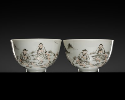 Lot 286 - A FINE PAIR OF GRISAILLE DECORATED CUPS, GENGDU SHANFANG MARK, LATE QING DYNASTY