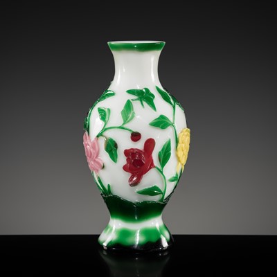 Lot 166 - A RARE FIVE-COLOR OVERLAY WHITE-GROUND GLASS VASE, QIANLONG MARK AND PERIOD