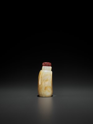 Lot 347 - A WHITE AND RUSSET JADE SNUFF BOTTLE, QING DYNASTY