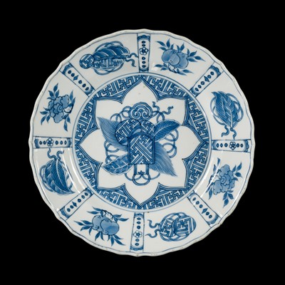 Lot 176 - A BLUE AND WHITE ‘KRAAK’ SCALLOPED PORCELAIN DISH, LATE MING DYNASTY