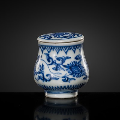 Lot 30 - A MINIATURE BLUE AND WHITE ‘CHRYSANTHEMUM’ JAR AND COVER, TRANSITIONAL PERIOD, FROM THE HATCHER CARGO