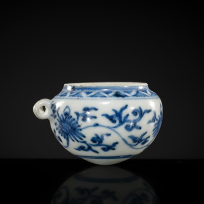 Lot 32 - A FINE BLUE AND WHITE ‘LOTUS’ BIRD FEEDER, TRANSITIONAL PERIOD, FROM THE HATCHER CARGO