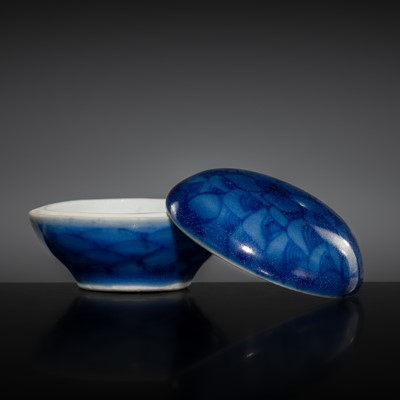 Lot 178 - A SMALL UNDERGLAZE BLUE AND WHITE PORCELAIN ‘PRUNUS’ BOX AND COVER, FROM THE HATCHER CARGO, MING DYNASTY, CHONGZHEN PERIOD