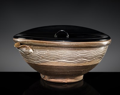 Lot 140 - A TAKEO KARATSU WARE BOWL WITH BLACK LACQUERED COVER, EDO PERIOD