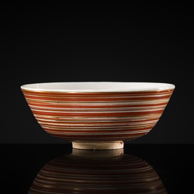Lot 309 - A RARE UTSUTSUGAWA-STYLE RED- AND GOLD-GLAZED STONEWARE TEA BOWL (CHAWAN)
