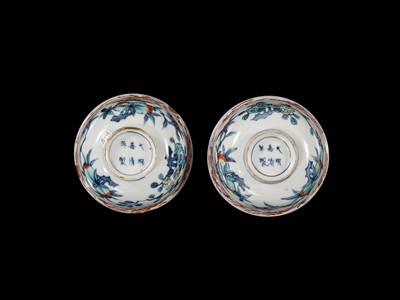 Lot 27 - AN EXTREMELY RARE PAIR OF DOUCAI 'SANDUO' BOWLS, 16TH TO 17TH CENTURY