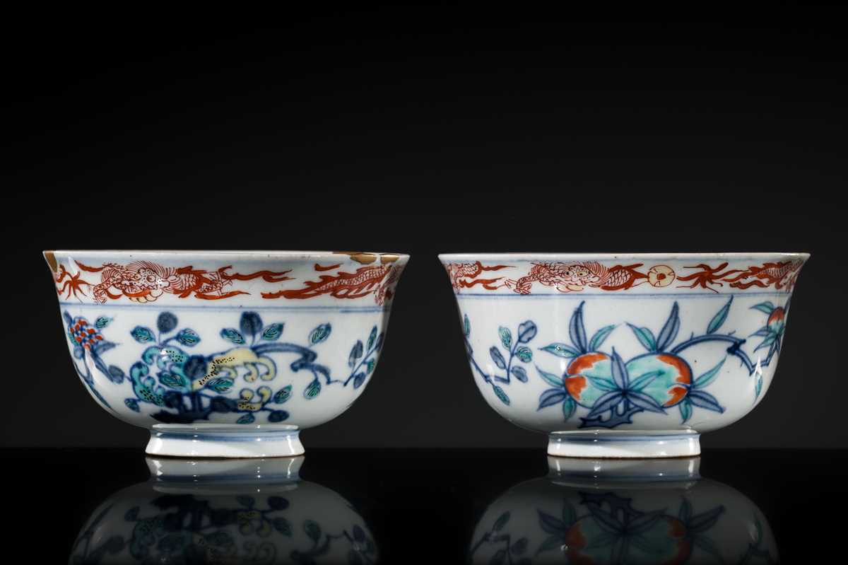Lot 27 - AN EXTREMELY RARE PAIR OF DOUCAI 'SANDUO' BOWLS, 16TH TO 17TH CENTURY