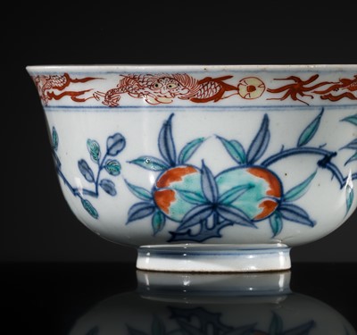 Lot 27 - AN EXTREMELY RARE PAIR OF DOUCAI 'SANDUO' BOWLS, 16TH TO 17TH CENTURY