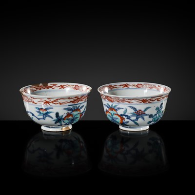 Lot 27 - AN EXTREMELY RARE PAIR OF DOUCAI 'SANDUO' BOWLS, 16TH TO 17TH CENTURY