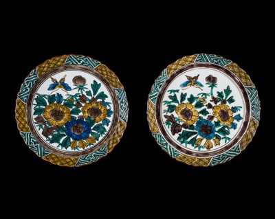 Lot 299 - A PAIR OF KO-KUTANI ‘CHRYSANTHEMUM’ DISHES, EDO PERIOD
