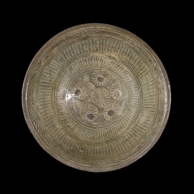 Lot 290 - A SLIP-INLAID BUNCHEONG WARE ‘CHRYSANTHEMUM’ BOWL, LATE GORYEO TO EARLY JOSEON DYNASTY