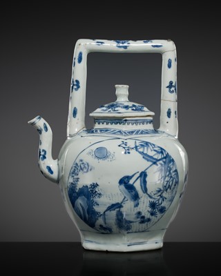 Lot 182 - A LARGE BLUE AND WHITE PORCELAIN TEAPOT AND COVER, TRANSITIONAL PERIOD