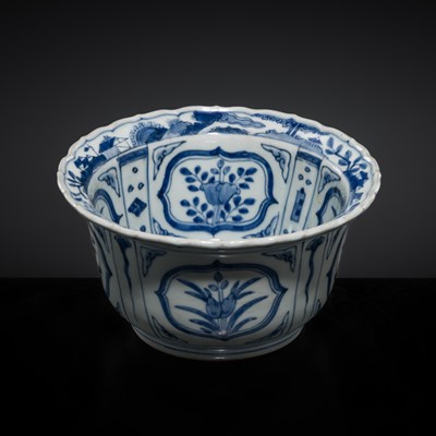 Lot 169 - A BLUE AND WHITE ‘KRAAK’ PORCELAIN CHARGER, MING DYNASTY, WANLI PERIOD