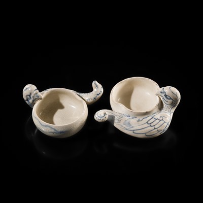 Lot 42 - A PAIR OF BLUE AND WHITE ‘PARROT’ BRUSHWASHERS, FROM THE HOI AN CARGO