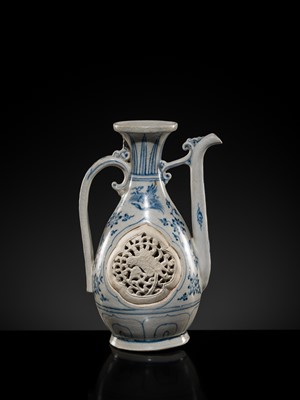 Lot 40 - A RETICULATED BLUE AND WHITE STONEWARE EWER, LÊ DYNASTY, LATE 15TH CENTURY, FROM THE HOI AN HOARD