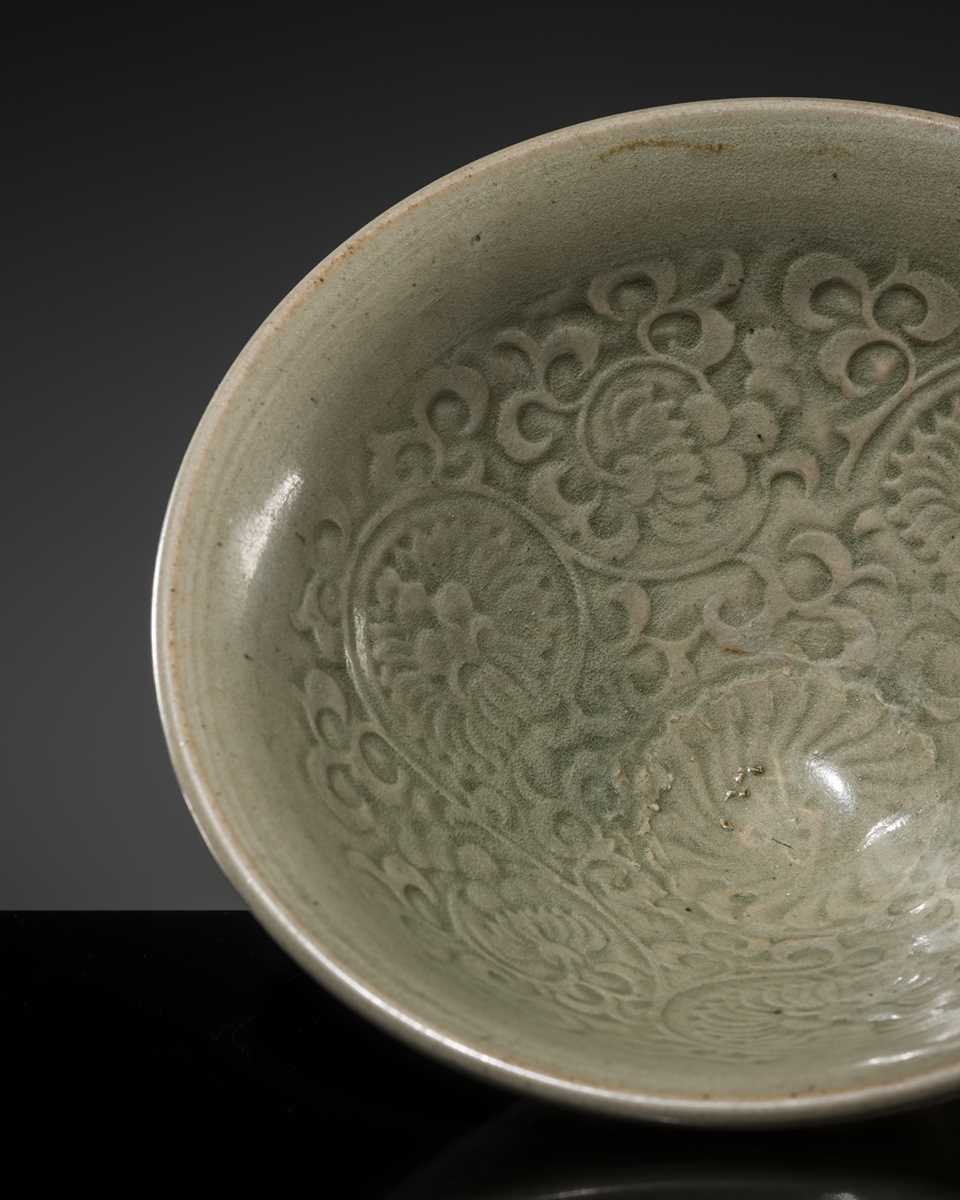 Lot 9 - A LARGE YAOZHOU CELADON-GLAZED ’CHRYSANTHEMUM’ BOWL, NORTHERN SONG-JIN DYNASTY