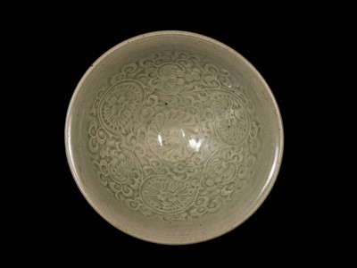 Lot 9 - A LARGE YAOZHOU CELADON-GLAZED ’CHRYSANTHEMUM’ BOWL, NORTHERN SONG-JIN DYNASTY