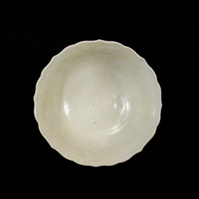 Lot 4 - A WHITE GLAZED DING-TYPE FOLIATE PORCELAIN BOWL, SONG DYNASTY
