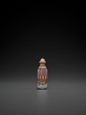 Lot 394 - AN ENAMELED AGATE SNUFF BOTLE, LATE QING TO REPUBLIC