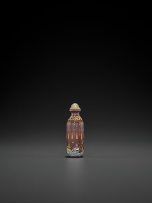 Lot 394 - AN ENAMELED AGATE SNUFF BOTLE, LATE QING TO REPUBLIC