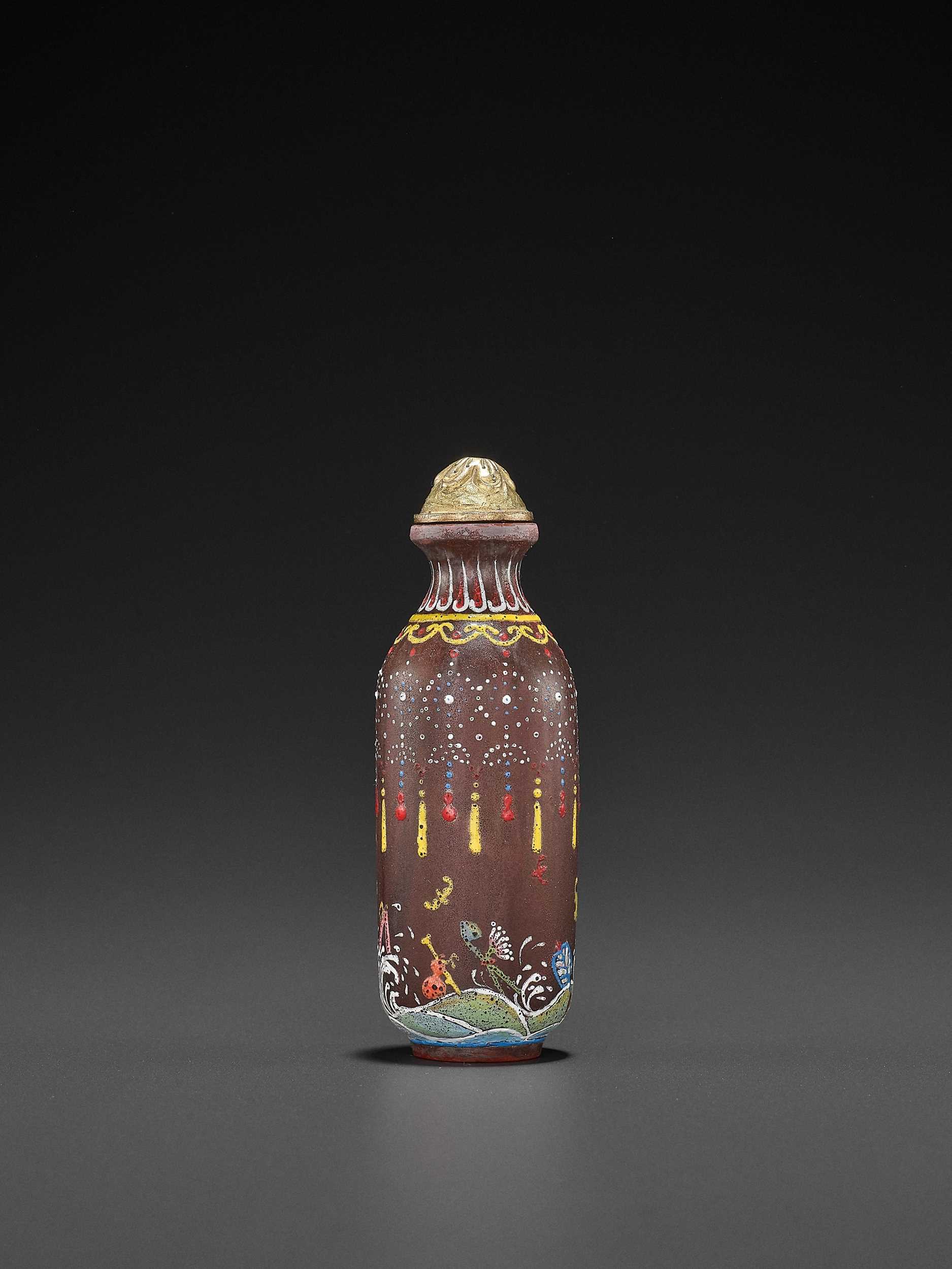 Lot 394 - AN ENAMELED AGATE SNUFF BOTLE, LATE QING TO REPUBLIC