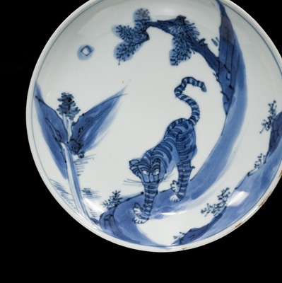 Lot 28 - A BLUE AND WHITE ‘TIGER’ KO-SOMETSUKE DISH, MING DYNASTY, TIANQI PERIOD