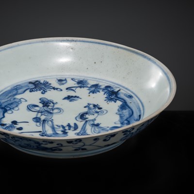 Lot 172 - A BLUE AND WHITE ‘WINDSWEPT’ PORCELAIN SAUCER DISH, MING DYNASTY