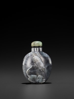 Lot 358 - A GRAY JADEITE ‘DOUBLE CAT’ SNUFF BOTTLE, LATE QING TO EARLY REPUBLIC