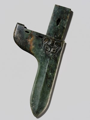 Lot 79 - AN EXTREMELY RARE GREEN AND BLACK JADE HALBERD BLADE (GE), EASTERN ZHOU DYNASTY, WARRING STATES PERIOD