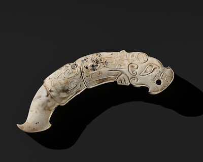 Lot 230 - A FINE CELADON JADE ‘DRAGON’ PENDANT, LATE SHANG DYNASTY