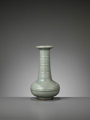 Lot 209 - A GUAN-TYPE CRACKLED ‘BAMBOO NECK’ BOTTLE VASE, LATE MING TO EARLY QING