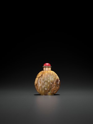 Lot 363 - AN AGATE ‘JUJUBE AND PEANUT’ SNUFF BOTTLE, LATE QING TO EARLY REPUBLIC