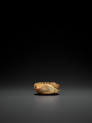 Lot 363 - AN AGATE ‘JUJUBE AND PEANUT’ SNUFF BOTTLE, LATE QING TO EARLY REPUBLIC