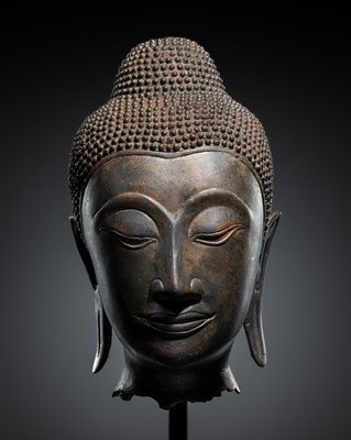 Lot 462 - A FINE BRONZE HEAD OF BUDDHA, AYUTTHAYA PERIOD, 16TH-17TH CENTURY