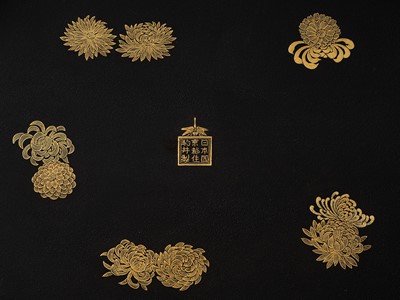 Lot 18 - KOMAI: A SUPERB GOLD-DAMASCENED IRON ‘PEACOCK AND PEAHEN’ BOX AND COVER