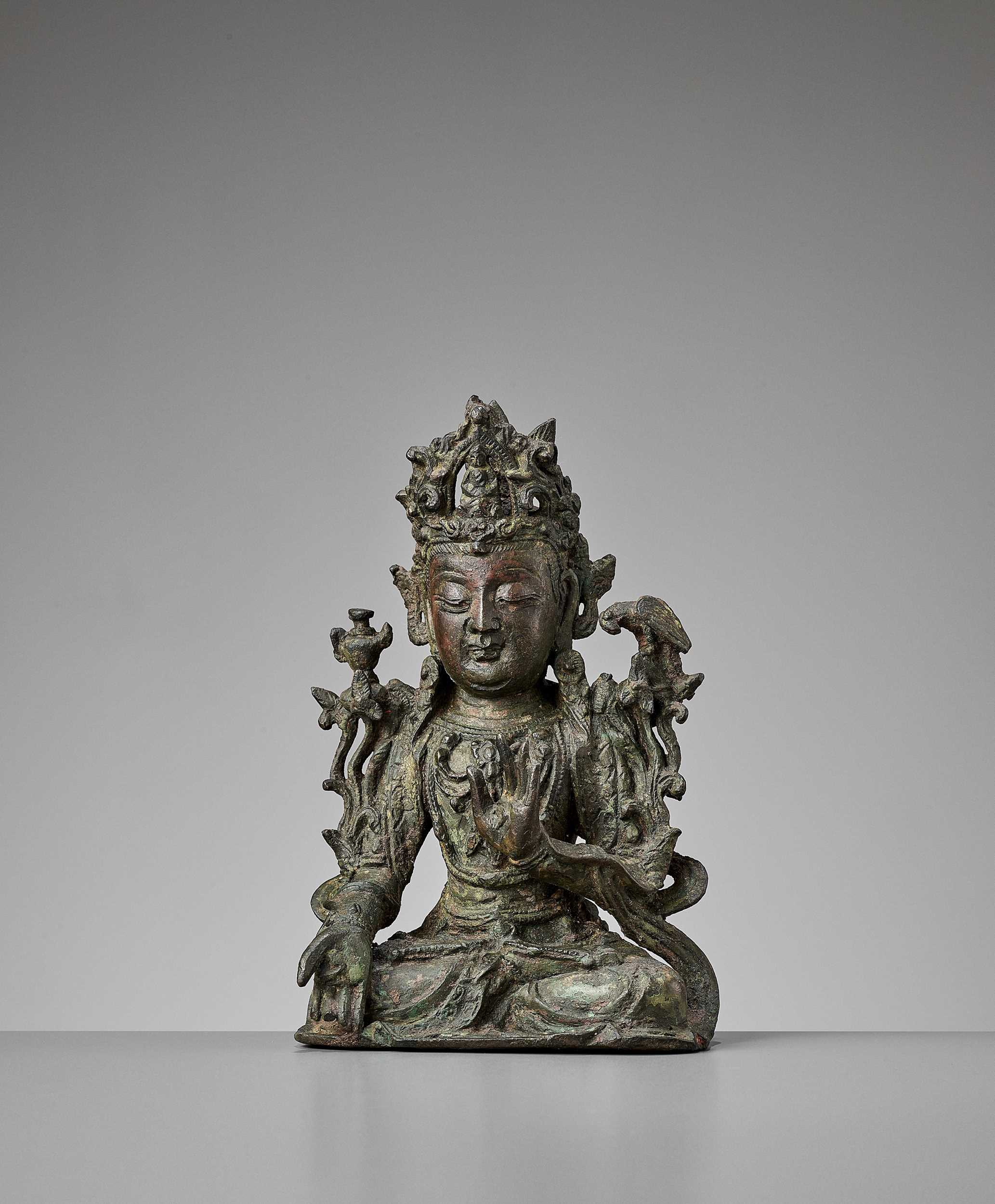 Lot 510 - A BRONZE FIGURE OF AVALOKITESHVARA, MING