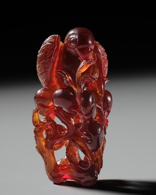 Lot 127 - A FINE AMBER ‘EAGLE AND PEACHES’ PENDANT, 18TH-19TH CENTURY