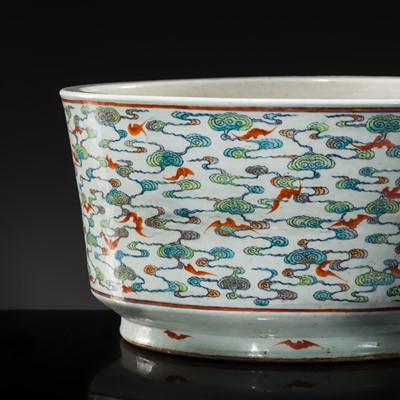 Lot 39 - A LARGE AND MASSIVE (57 CM) DOUCAI ‘HUNDRED BATS’ JARDINIÈRE, QING DYNASTY