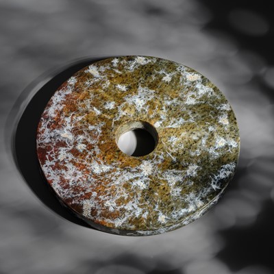 Lot 66 - AN EXCEPTIONALLY THICK (1.6 CM) SPINACH GREEN AND RUSSET JADE ‘CLOUDED’ DISK (BI), LATE NEOLITHIC PERIOD, LIANGZHU CULTURE