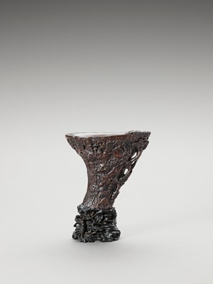 Lot 858 - A CARVED CHENXIANGMU LIBATION CUP AND ZITAN STAND