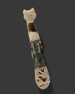 Lot 57 - A SUPERB JADE AND GILT-BRONZE BELT HOOK, EASTERN ZHOU DYNASTY