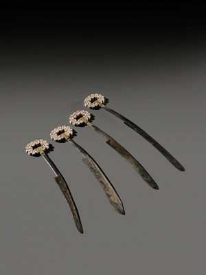 Lot 60 - A SET OF FOUR EXCEEDINGLY RARE BRONZE KNIVES WITH JADE POMMELS, EASTERN ZHOU DYNASTY