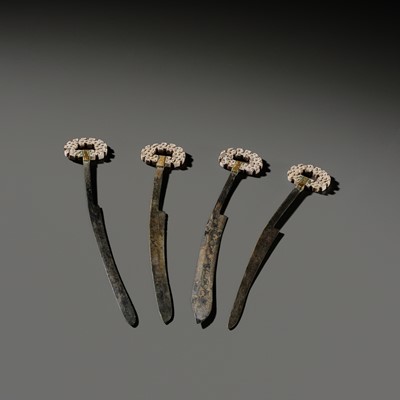 Lot 60 - A SET OF FOUR EXCEEDINGLY RARE BRONZE KNIVES WITH JADE POMMELS, EASTERN ZHOU DYNASTY