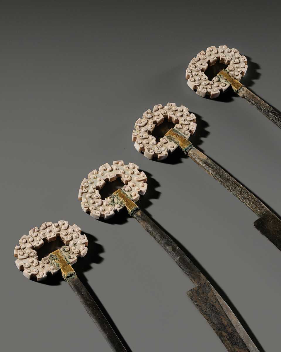 Lot 60 - A SET OF FOUR EXCEEDINGLY RARE BRONZE KNIVES WITH JADE POMMELS, EASTERN ZHOU DYNASTY