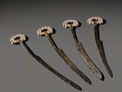 Lot 60 - A SET OF FOUR EXCEEDINGLY RARE BRONZE KNIVES WITH JADE POMMELS, EASTERN ZHOU DYNASTY