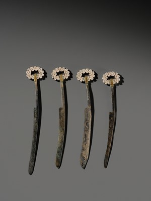 Lot 60 - A SET OF FOUR EXCEEDINGLY RARE BRONZE KNIVES WITH JADE POMMELS, EASTERN ZHOU DYNASTY
